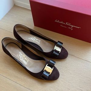 Salvatore Ferragamo Vara Bow Pumps (size 6-B)